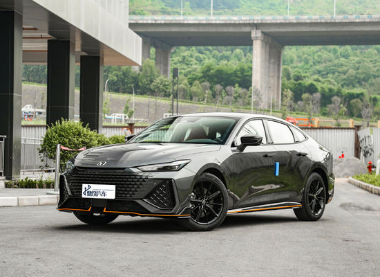 Sport Automatic Chang An EV Changan UNI-V 5 Sitzplätze 5 Türen Gaswagen